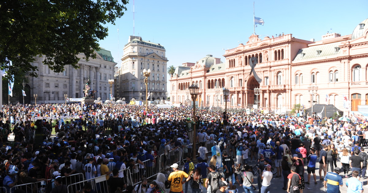 La irrupción barrabrava, el pedido de Cristina Kirchner y los cinco minutos de pánico: el día que el velorio de Maradona puso en jaque a la Casa Rosada