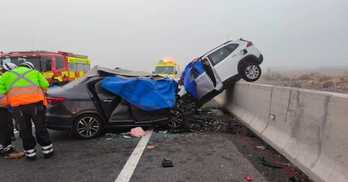 Mueren dos mendocinos por un brutal choque en una autopista de Chile: dos menores que viajaban con ellos tienen graves heridas