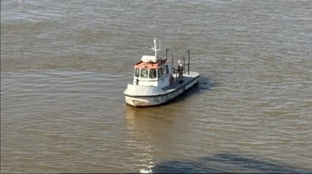 Desesperada búsqueda en el río Paraná: un policía cayó al agua tras el choque de su lancha y no volvió a salir