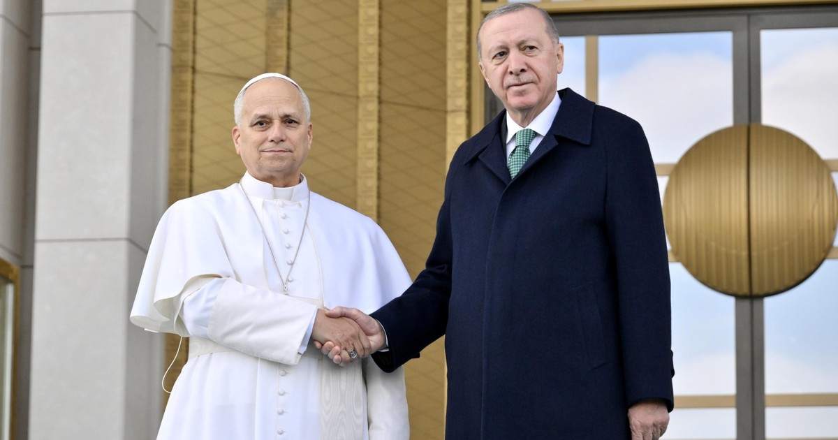El Papa llegó a Ankara en su primer viaje internacional: homenaje a Ataturk y encuentro con Erdogan