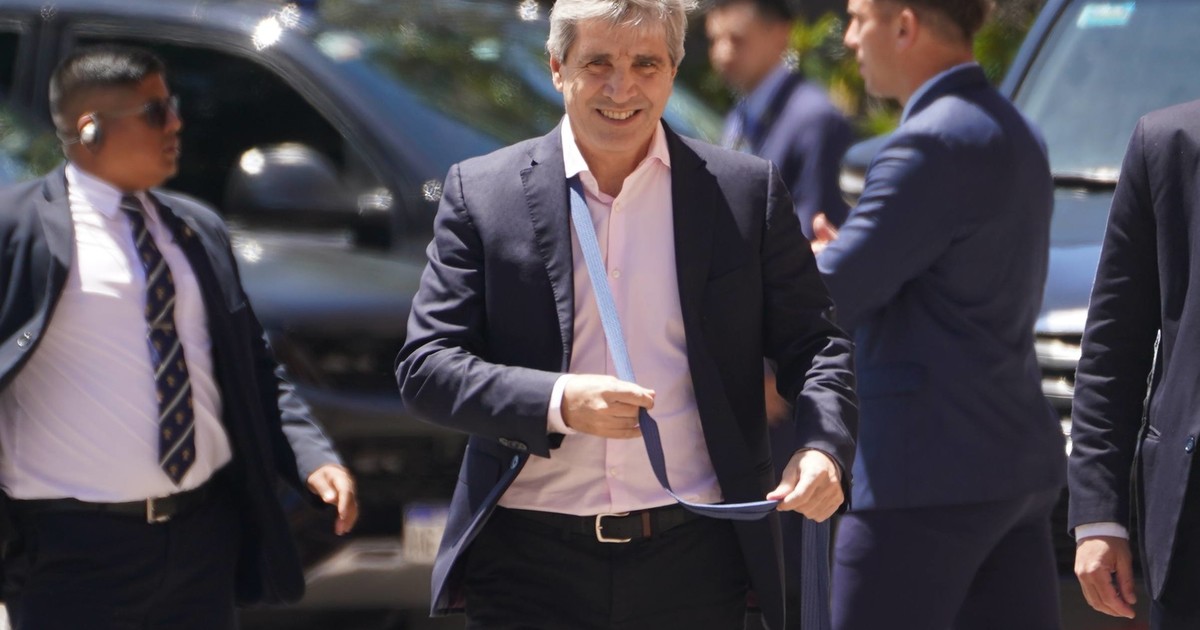 Con un irónico mensaje en redes, Luis Caputo volvió a negar que el precio del dólar esté atrasado: «Primer caso en el mundo»