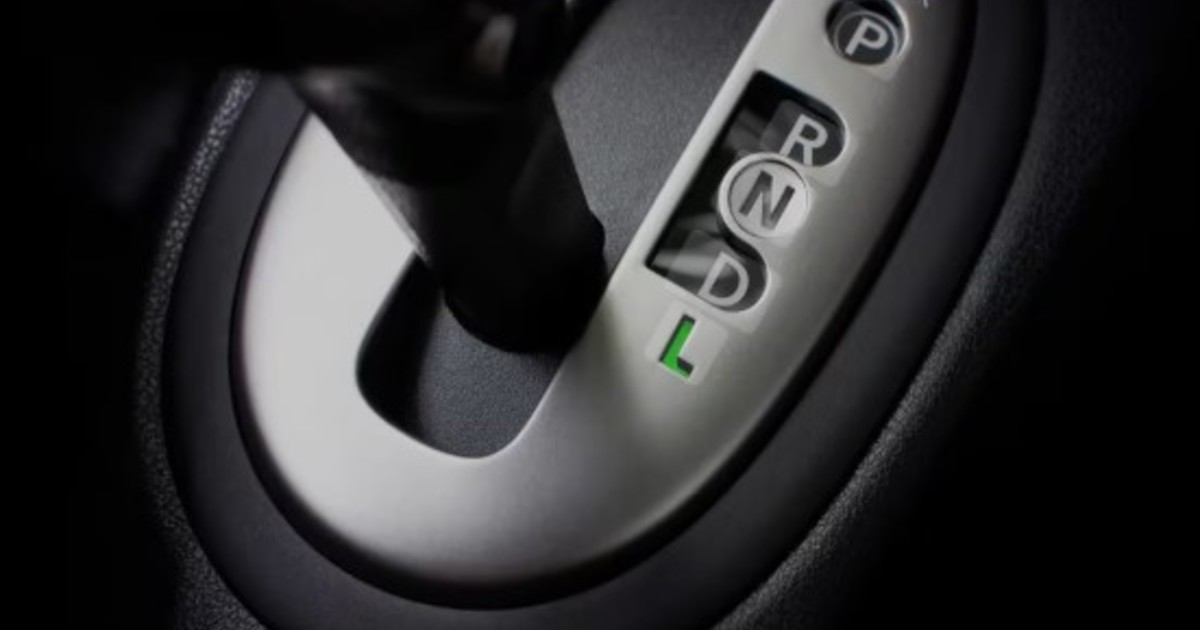 Qué significa la «L» en la palanca de cambios del auto: su función es clave y pocos lo saben