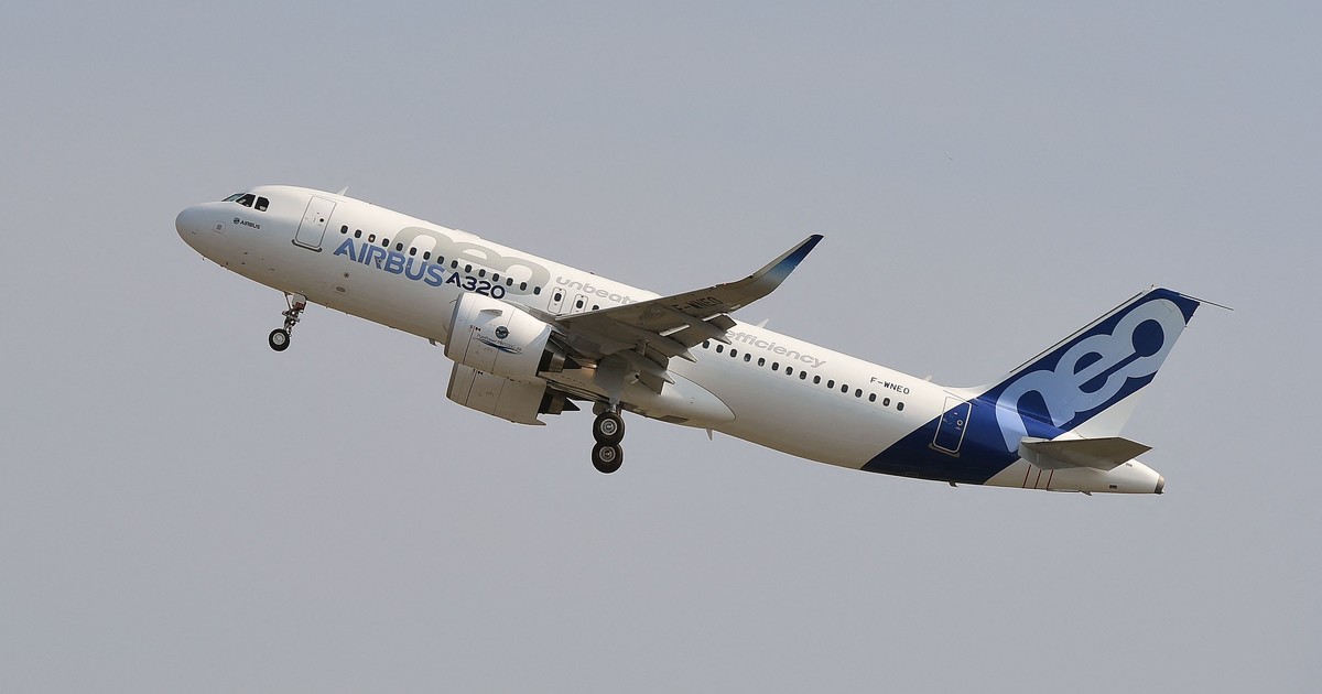 «Caída repentina de altitud y riesgo crítico»: todo lo que se sabe de la falla informática que detectó Airbus en sus aviones y frenó miles de vuelos