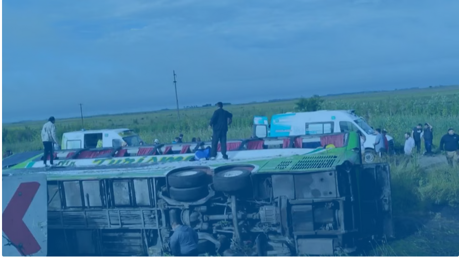 Volcó un micro que viajaba a Mar del Plata para un acto de Kicillof: dos muertos y múltiples heridos