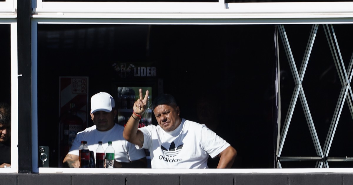 Crece el escándalo con Chiqui Tapia: ahora denuncian a dos supuestos testaferros por lavado y usan un tuit de Tevez como prueba Crece el escándalo con Chiqui Tapia: ahora denuncian a dos supuestos testaferros por lavado y usan un tuit de Tevez como prueba