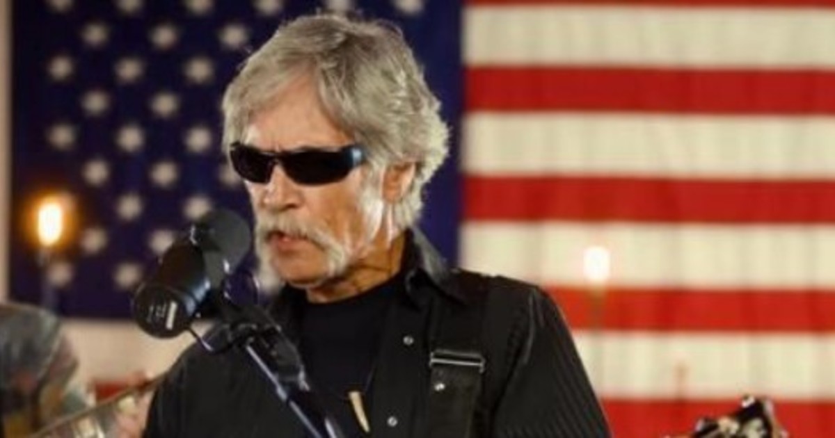 Un ícono de la música country fue hospitalizado tras apuñalarse a sí mismo, bajo los efectos de la cocaína y el whisky