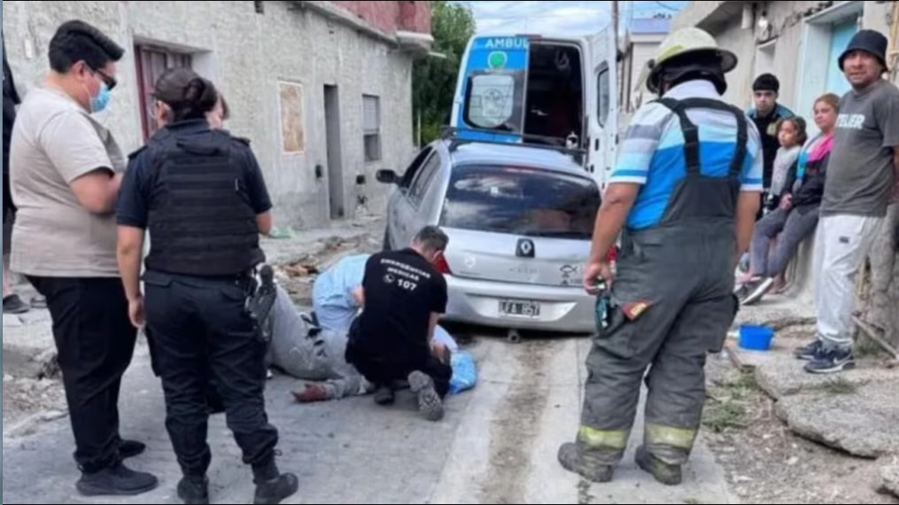 Chubut: un hombre reparaba su auto en la vereda y quedó atrapado debajo del vehículo en un dramático accidente Chubut: un hombre reparaba su auto en la vereda y quedó atrapado debajo del vehículo en un dramático accidente