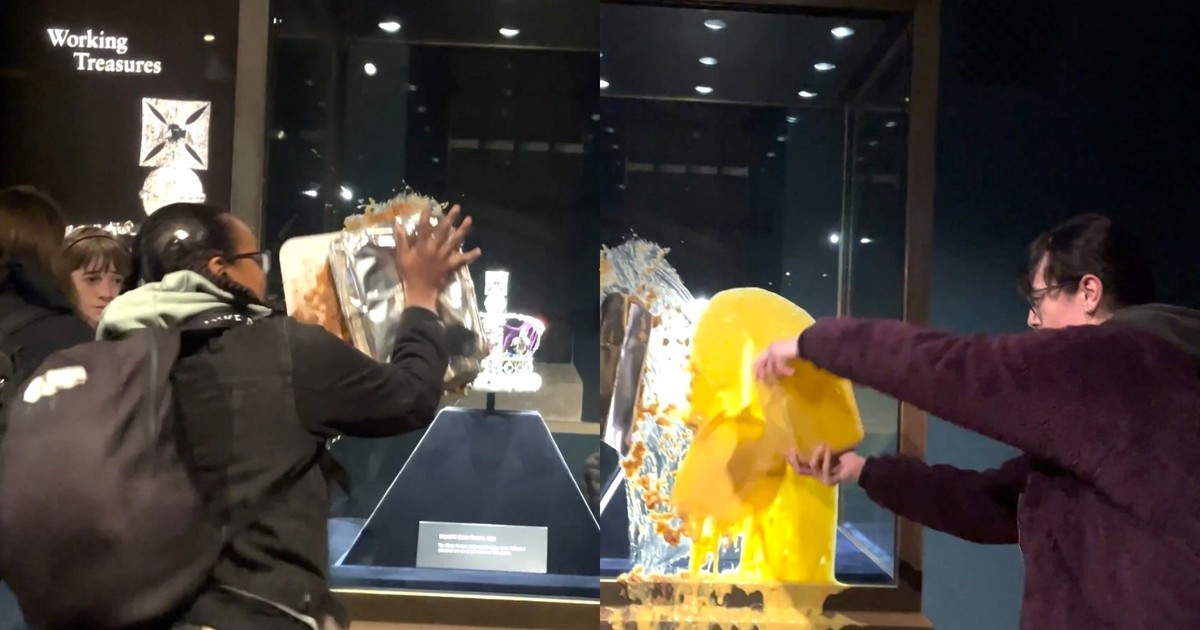 Un grupo de activistas arrojó comida contra las Joyas de la Corona en Londres
