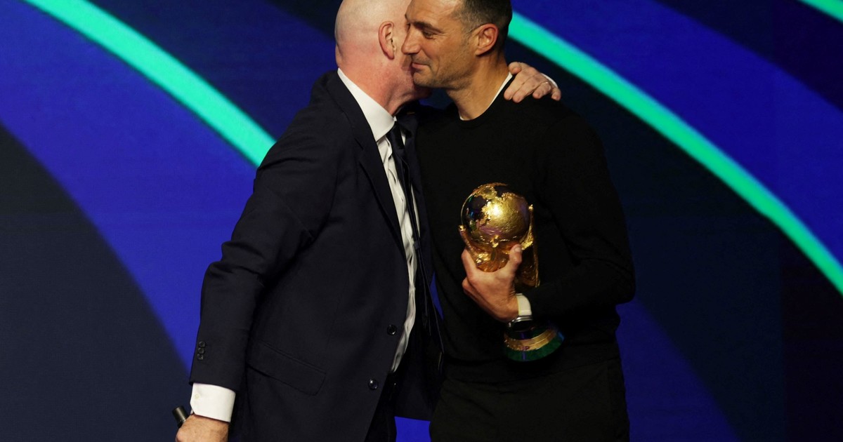 Scaloni y un acto de justicia: Infantino le pidió perdón y le dejó tocar la copa sin guantes
