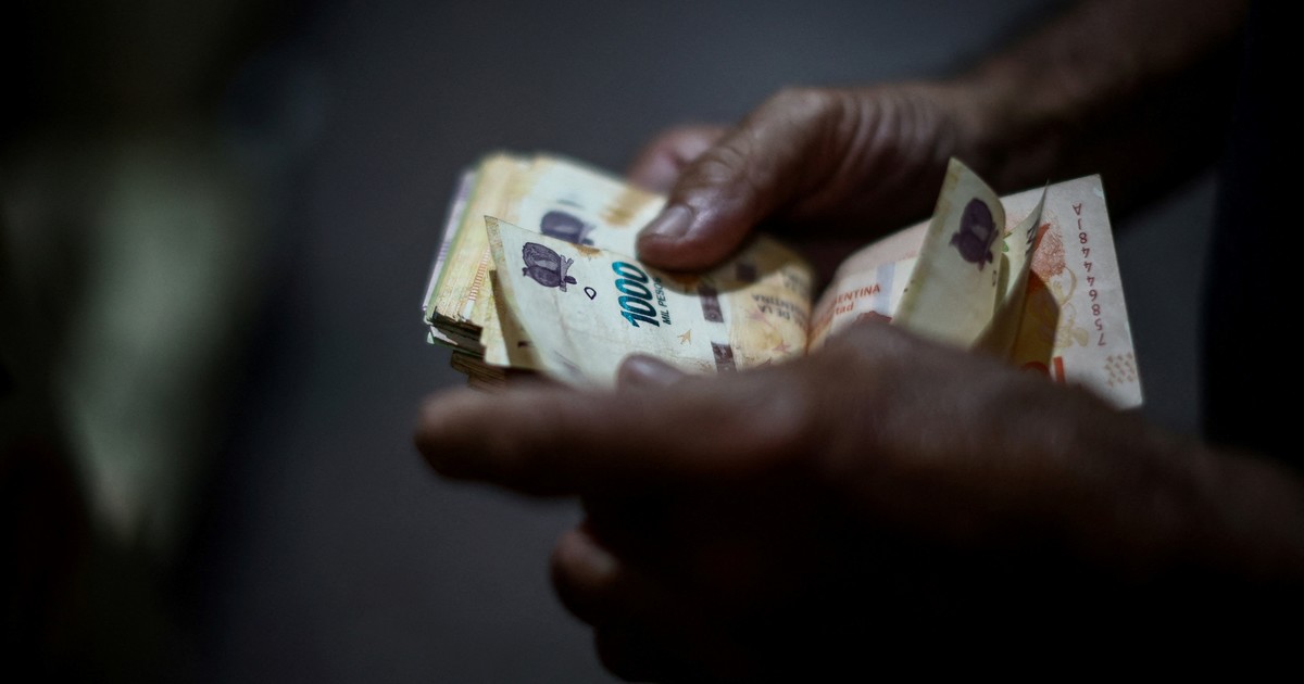 Aunque el 80% de los argentinos busca ahorrar, más de la mitad dice llegar a fin de mes «con lo justo» Aunque el 80% de los argentinos busca ahorrar, más de la mitad dice llegar a fin de mes «con lo justo»