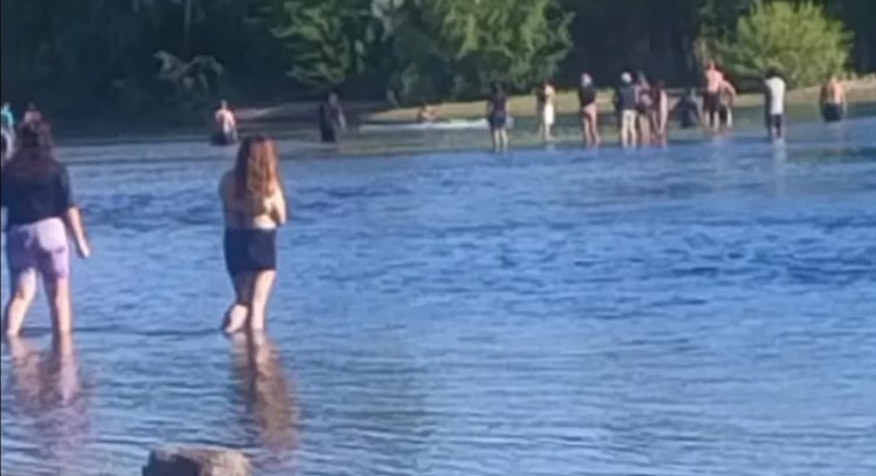 Buscan a un hombre que fue arrastrado por la corriente en un arroyo de Río Negro al intentar rescatar a su hijo