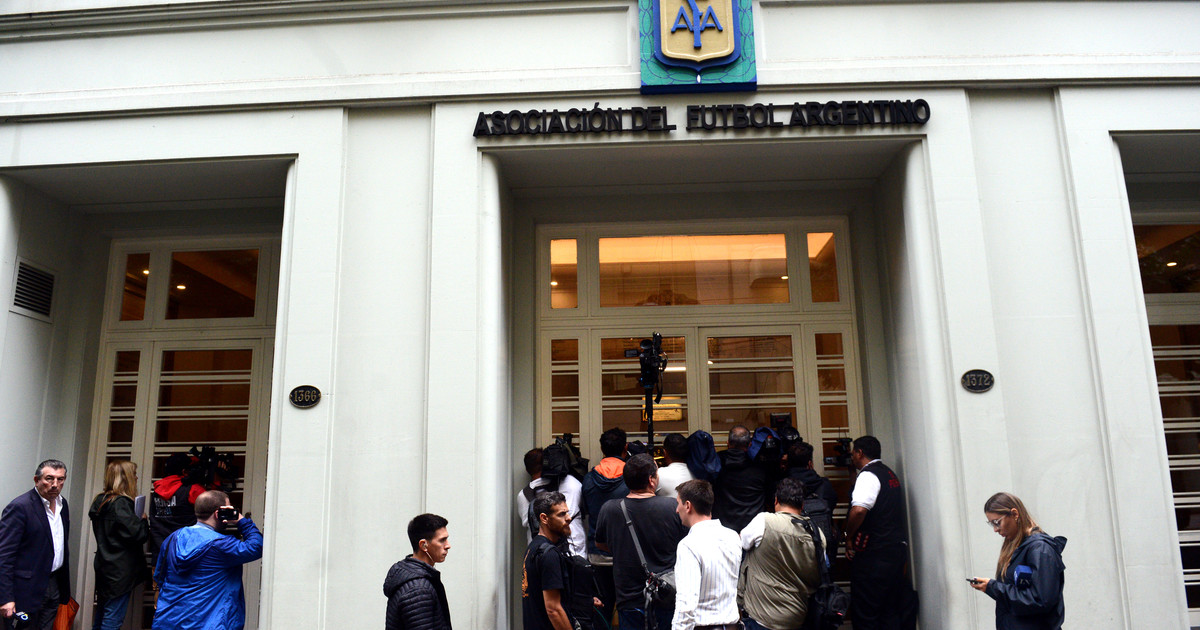 El escándalo de Sur Finanzas: allanamientos simultáneos en sedes de la AFA y 18 clubes de fútbol El escándalo de Sur Finanzas: allanamientos simultáneos en sedes de la AFA y 18 clubes de fútbol