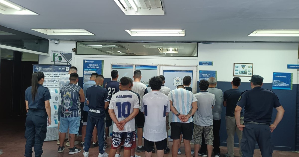 Balazos a la salida del estadio y violencia en el centro de La Plata: 23 detenidos y 12 oficiales heridos Balazos a la salida del estadio y violencia en el centro de La Plata: 23 detenidos y 12 oficiales heridos