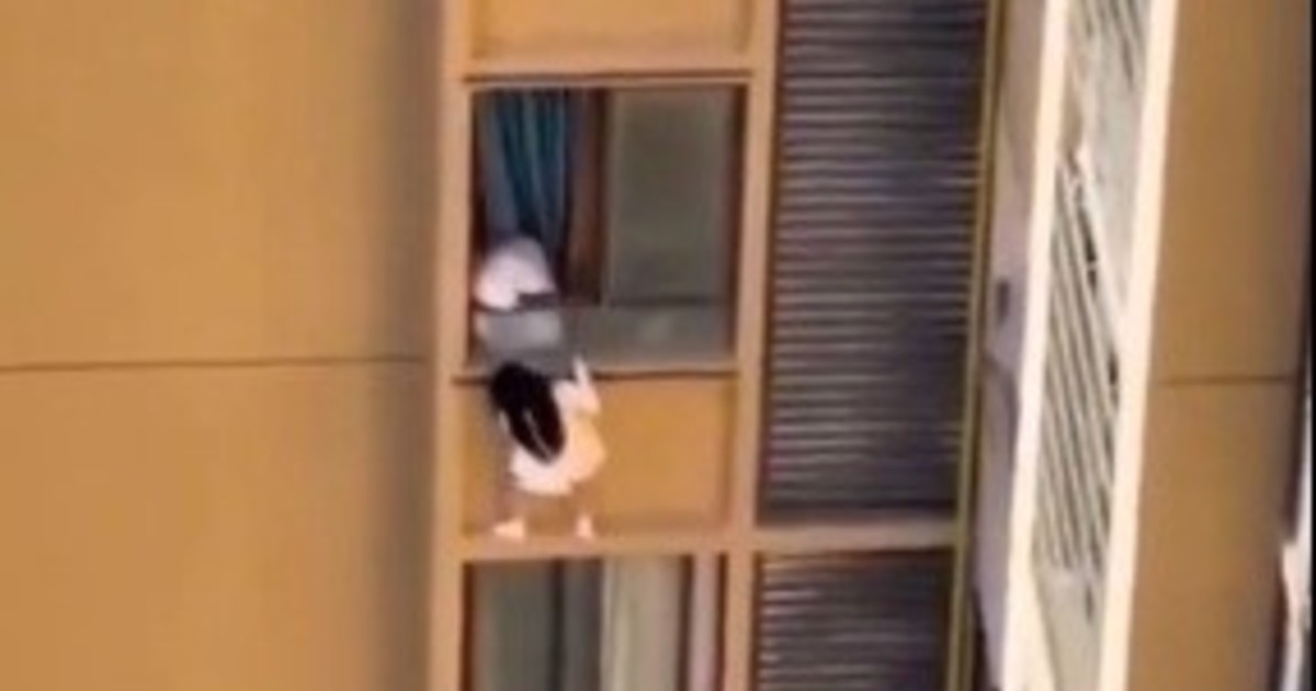 Una insólita huida que pudo ser trágica: quiso evitar a la esposa de su amante, escapó por la cornisa de un piso 13 y casi cae al vacío Una insólita huida que pudo ser trágica: quiso evitar a la esposa de su amante, escapó por la cornisa de un piso 13 y casi cae al vacío