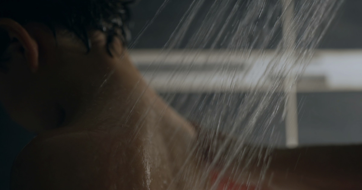 «Mala madre»: castigó a su pequeño hijo con una ducha fría hasta matarlo y obligó a sus hermanos a quemar el cuerpo