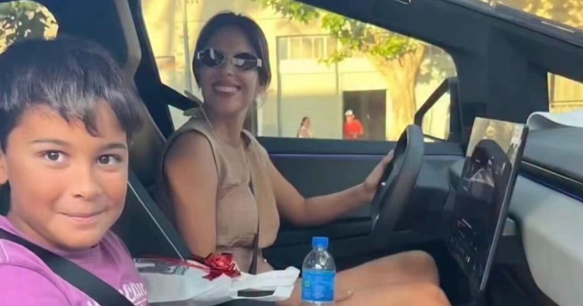 Barby Franco le cumplió el sueño a un nene y lo invitó a pasear en su Tesla Cybertruck de 300 mil dólares