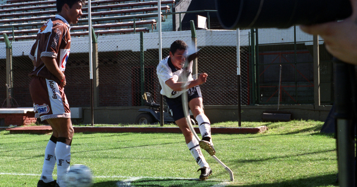El banderín del córner móvil: el invento argentino que busca una mini revolución en el fútbol mundial y hasta alterar las reglas de juego El banderín del córner móvil: el invento argentino que busca una mini revolución en el fútbol mundial y hasta alterar las reglas de juego