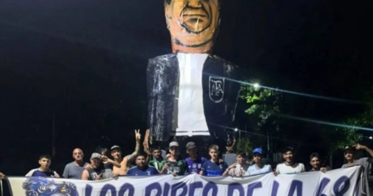Hinchas de Gimnasia y Esgrima La Plata quemaron un muñeco de Chiqui Tapia Hinchas de Gimnasia y Esgrima La Plata quemaron un muñeco de Chiqui Tapia