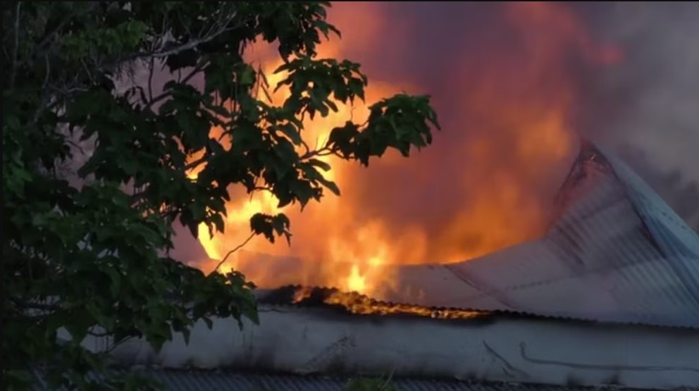 Un incendio arrasó un hotel repleto de turistas extranjeros en Uruguay: se tiraron por la ventana para escapar Un incendio arrasó un hotel repleto de turistas extranjeros en Uruguay: se tiraron por la ventana para escapar