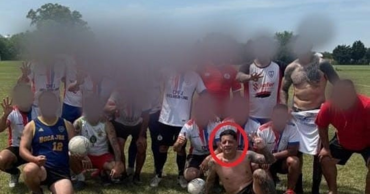 Estaba prófugo por un robo millonario y cayó jugando al fútbol: lo descubrieron por la camiseta de su equipo Estaba prófugo por un robo millonario y cayó jugando al fútbol: lo descubrieron por la camiseta de su equipo