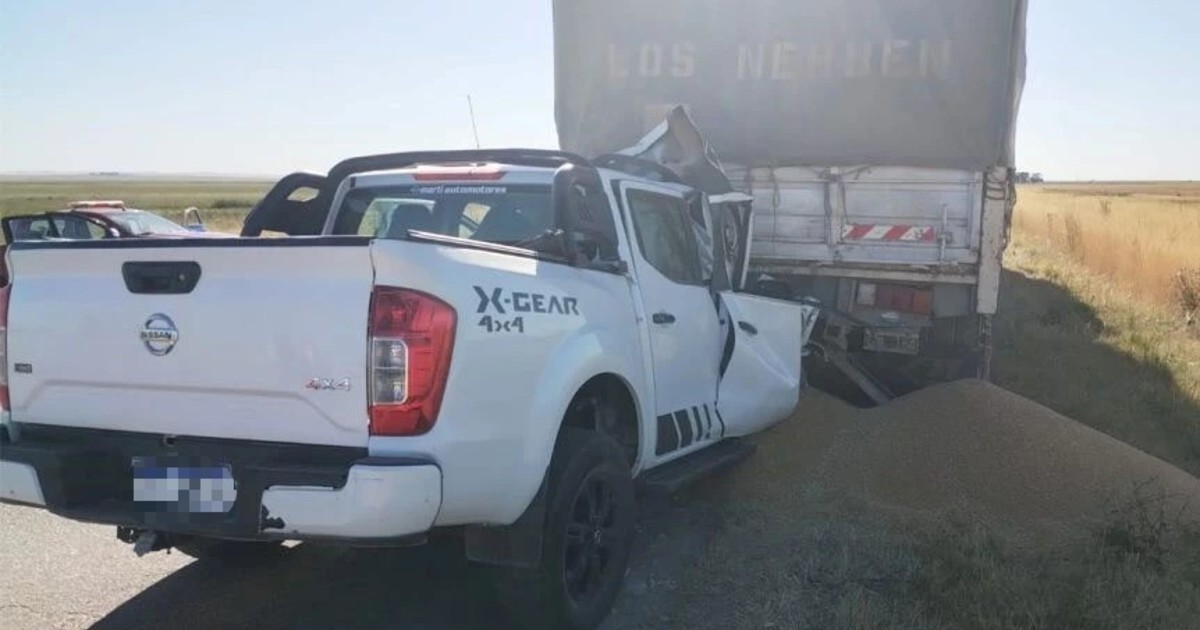 Un camión se subió a la ruta cargado de trigo y se lo llevó puesto una camioneta: murió el papá de un intendente