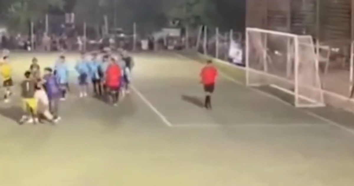 Violencia en un partido de fútbol amateur de Neuquén: el árbitro golpeó a un hombre que lo increpó