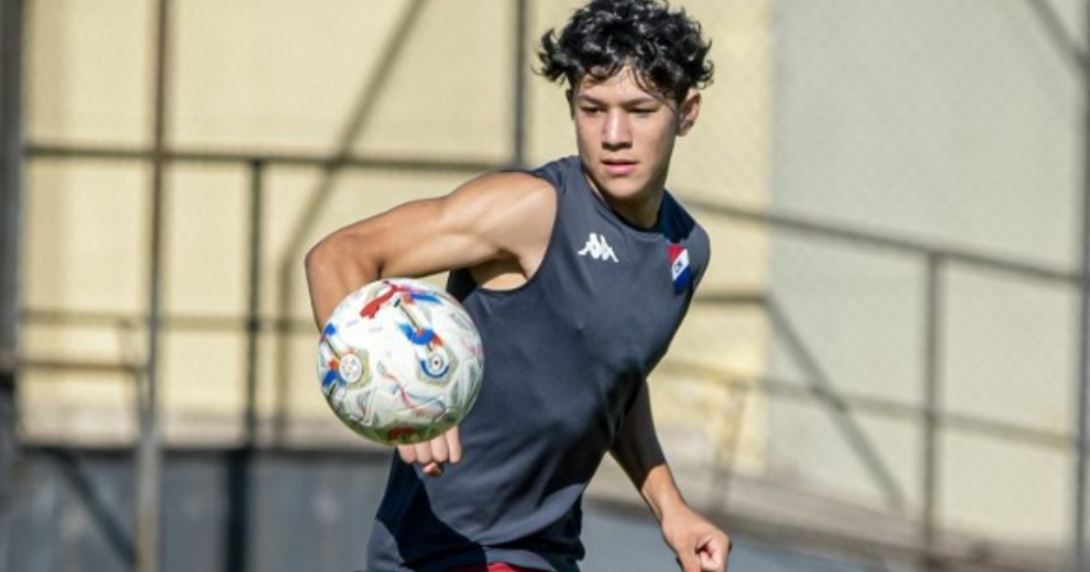 Tiene 13 años y Nacional lo subió a Primera: quién es el joven delantero que comparte la pretemporada con un histórico de la selección paraguaya