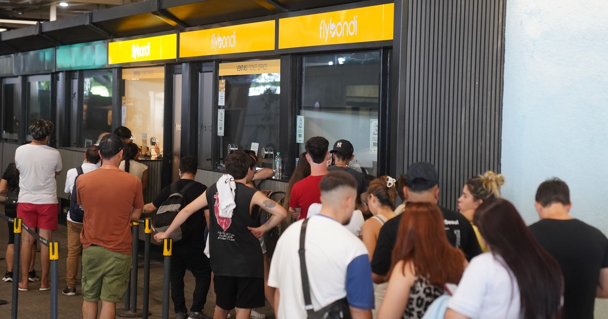 Siguen las demoras y cancelaciones de vuelos de Flybondi: qué derechos tienen los pasajeros y qué deben hacer
