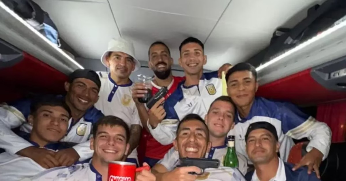Polémica con un equipo de fútbol de Tucumán: pasaron a la final del Regional y se sacaron una foto con armas