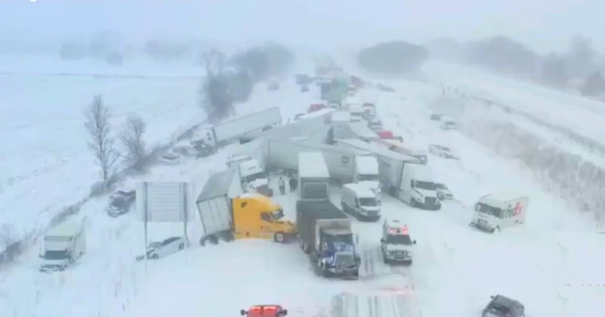 La tormenta invernal causó un choque múltiple de más de 100 vehículos, incluidos 30 camiones, y dejó decenas de heridos