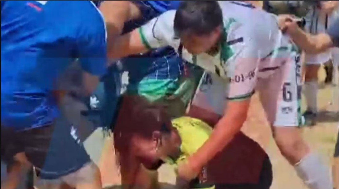 Revelan el calvario que vive la árbitra que fue salvajemente agredida en un partido amateur: “Está deprimida”