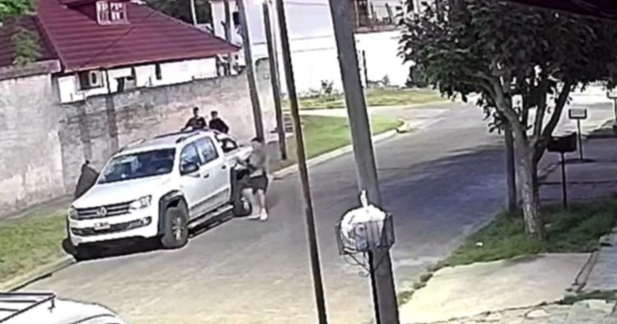 Le sacaron la camioneta en un robo piraña en Quilmes, no podían manejarla y escaparon: detuvieron a un chico de 14 años Le sacaron la camioneta en un robo piraña en Quilmes, no podían manejarla y escaparon: detuvieron a un chico de 14 años