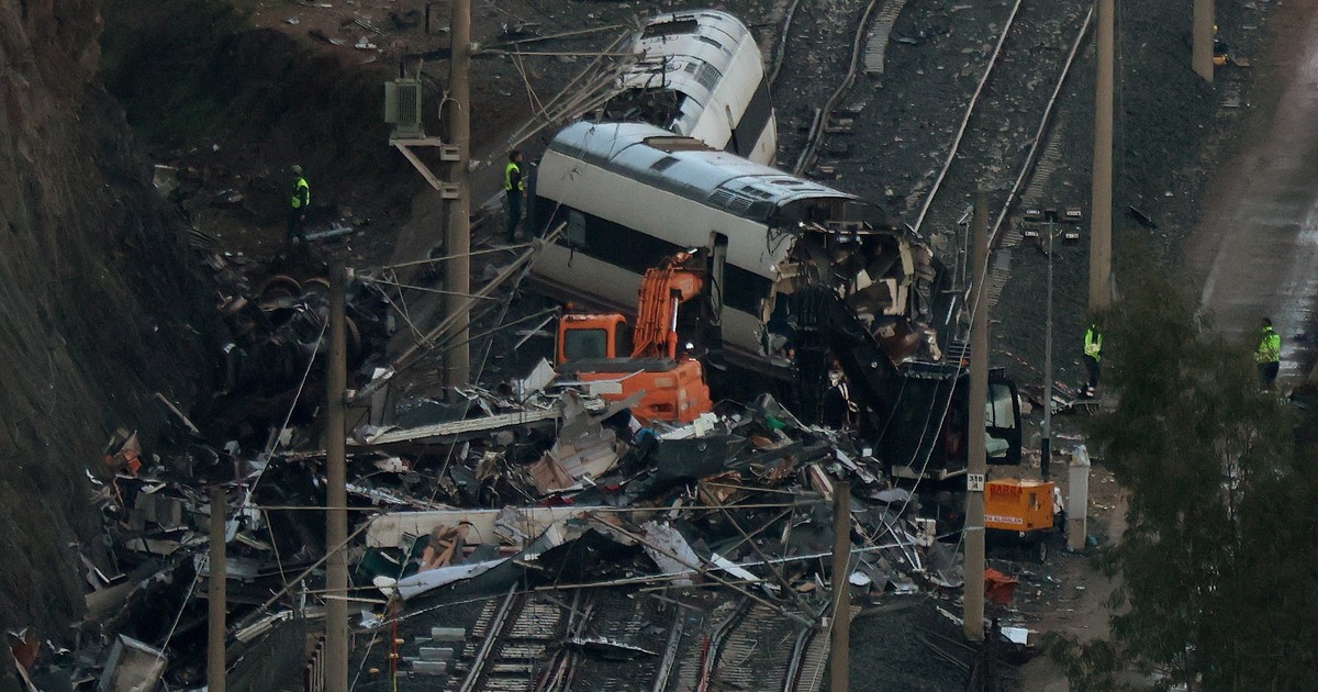 Elevan a 45 los muertos por el choque de trenes en España: ya encontraron los cuerpos de todas las personas denunciadas como desaparecidas en Adamuz