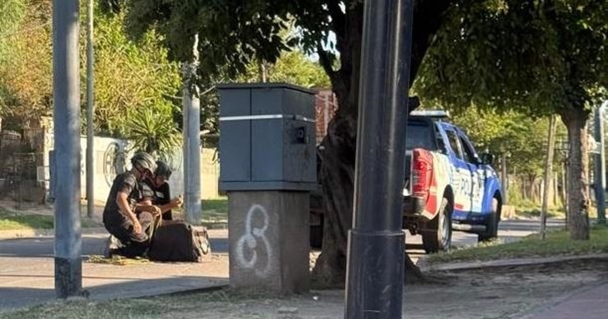 Tensión en Córdoba: lanzaron una granada contra un patrullero de la Policía en medio de un operativo