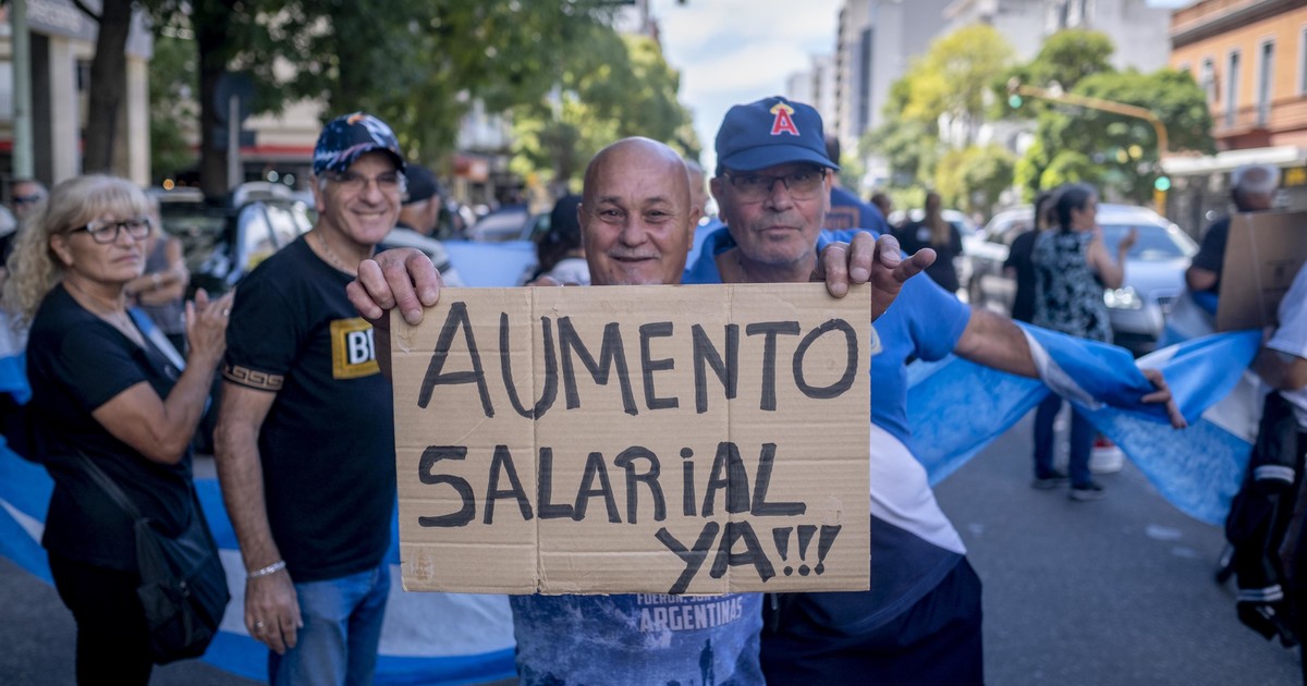 Mar del Plata: golpearon al jefe de la Departamental durante una protesta de familiares de policías Mar del Plata: golpearon al jefe de la Departamental durante una protesta de familiares de policías