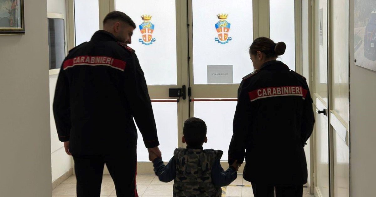 El momento en que un hombre intenta secuestrar a un niño de 5 años: «Este no es tu hijo, dámelo»