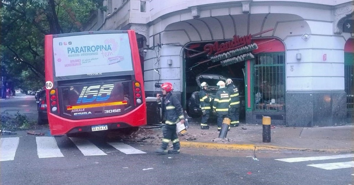 violento-choque-en-constitucion:-un-colectivo-se-subio-a-la-vereda-y-un-patrullero-quedo-incrustado-en-una-pizzeria