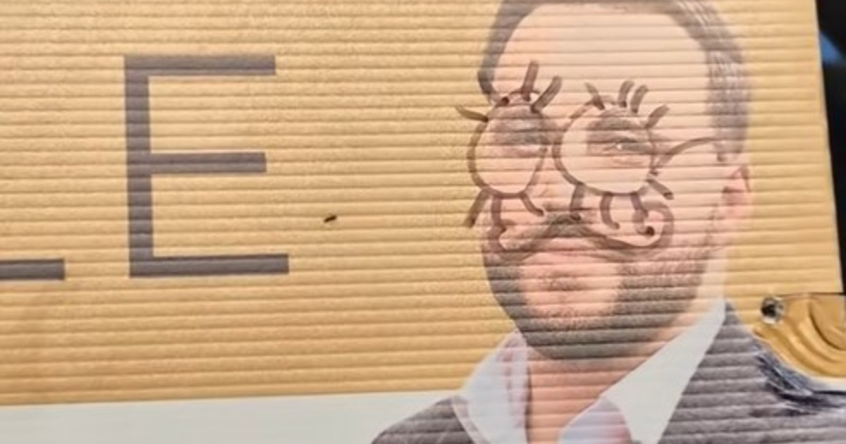 Encontró su cara pintada en un cartel publicitario y tuvo una idea para promocionar su marca: «Pensé en divertirme un poco»