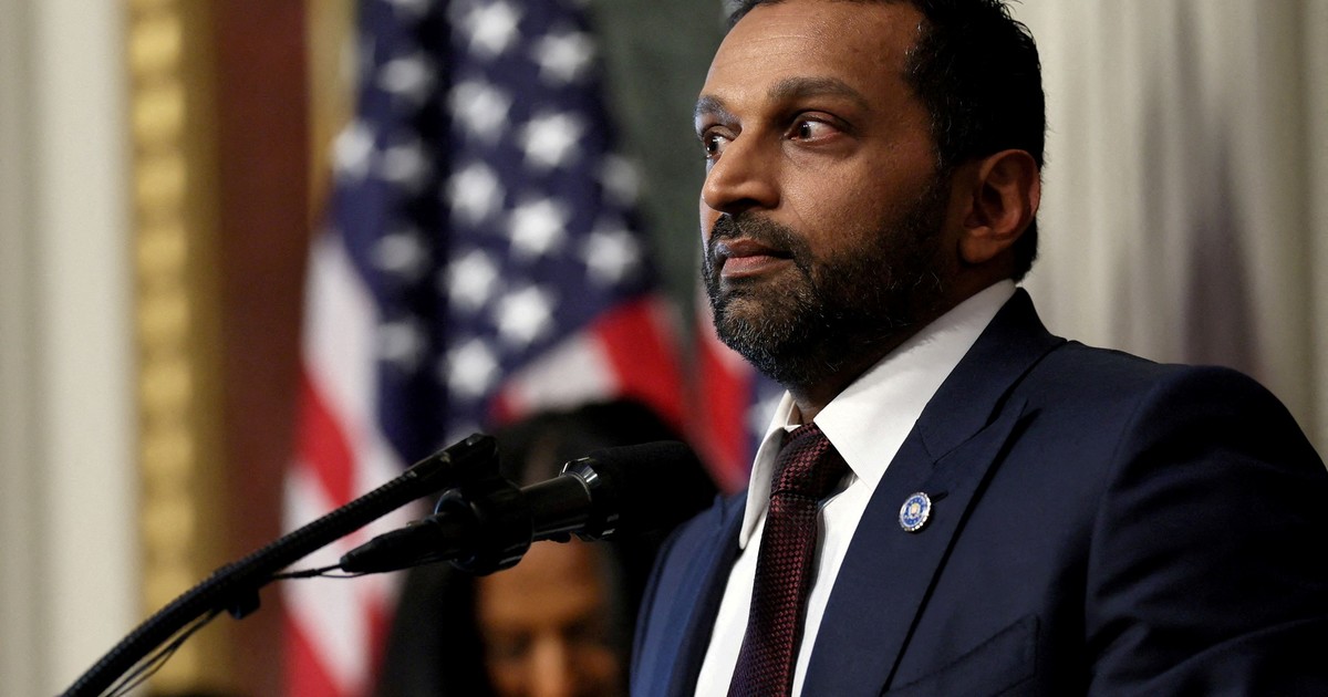 Hackearon el mail del director del FBI: un grupo vinculado a Irán filtró fotos, correos y amenaza con publicar más datos