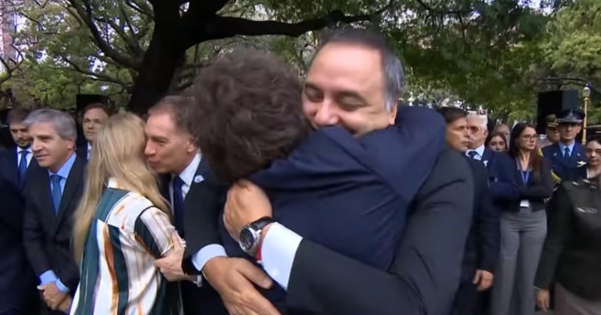 El efusivo abrazo de Javier Milei a Manuel Adorni en el acto por Malvinas