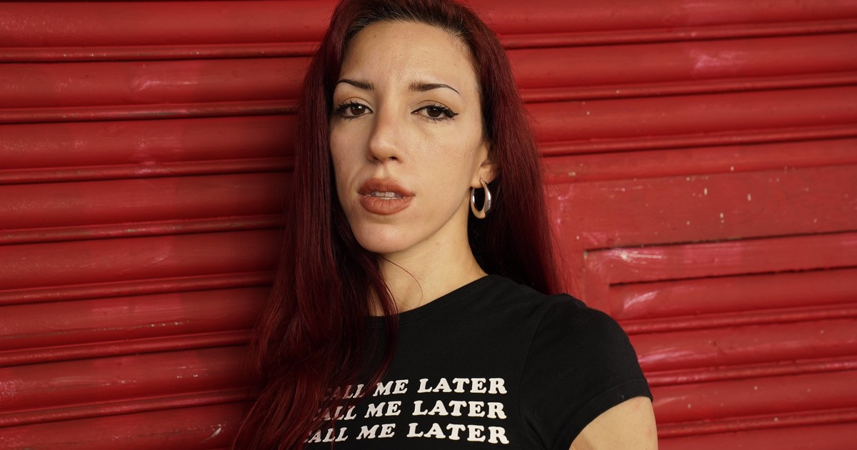 Denisse Romano, la cantante argentina que empezó en la calle, hizo un topless para que no muera el rock y terminó en una película de Coldplay