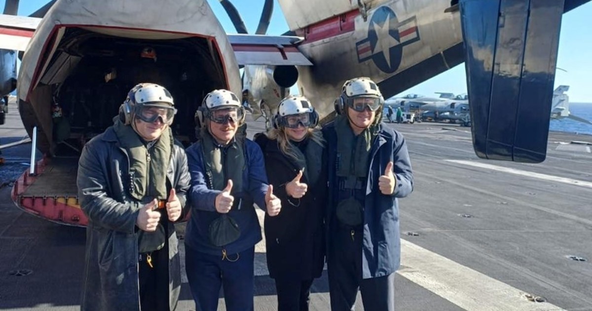 Javier Milei visita el portaaviones Nimitz, la inmensa nave a propulsión nuclear de los Estados Unidos que navega por Argentina