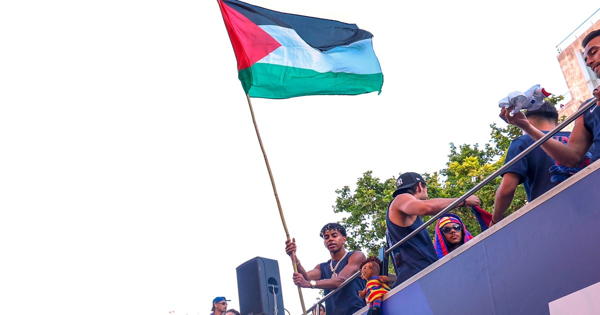 Lamine Yamal celebró el título del Barcelona con la bandera de Palestina y desató una polémica en España Lamine Yamal celebró el título del Barcelona con la bandera de Palestina y desató una polémica en España