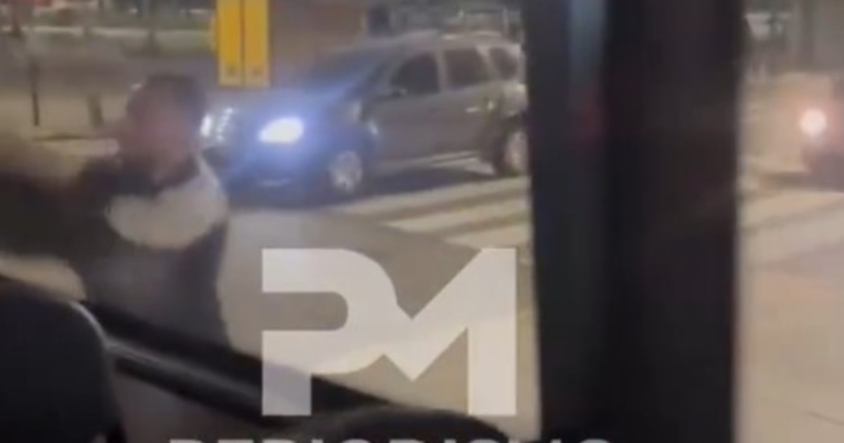 Una pelea de tránsito terminó con un conductor atacando a palazos un colectivo en Constitución: «¡Nos llenaste de vidrios!» Una pelea de tránsito terminó con un conductor atacando a palazos un colectivo en Constitución: «¡Nos llenaste de vidrios!»
