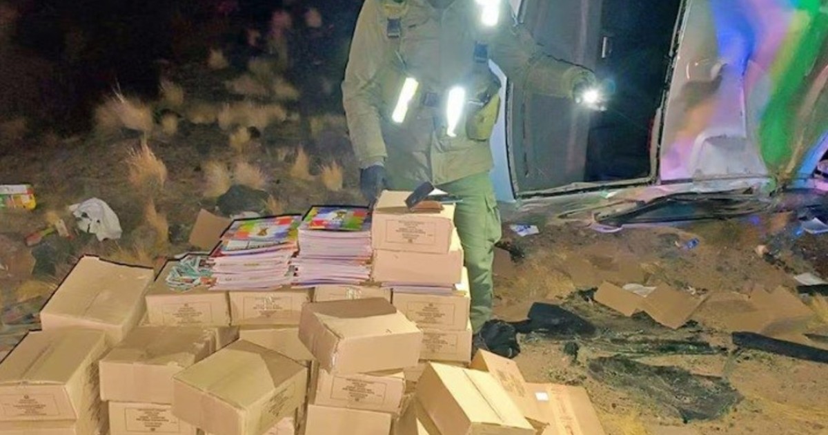 Quería contrabandear álbumes y figuritas del Mundial, pero se emborrachó, intentó evadir un control de Gendarmería y terminó volcado Quería contrabandear álbumes y figuritas del Mundial, pero se emborrachó, intentó evadir un control de Gendarmería y terminó volcado