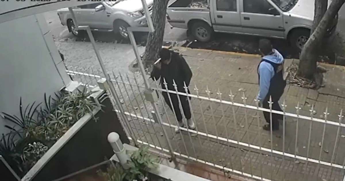 Investigan a falsos policías que intentan entrar en casas a pocos metros de la Gobernación en La Plata Investigan a falsos policías que intentan entrar en casas a pocos metros de la Gobernación en La Plata