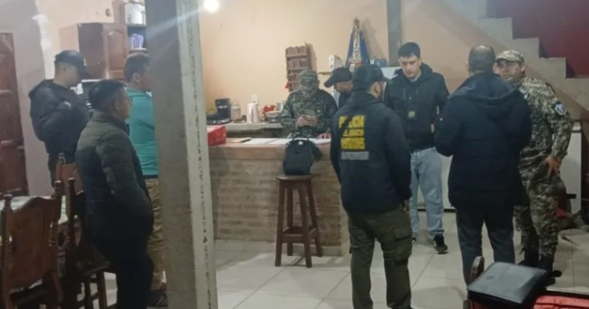 Desesperada búsqueda de un joven en Chaco: cuatro detenidos y un conflicto entre familias y policías