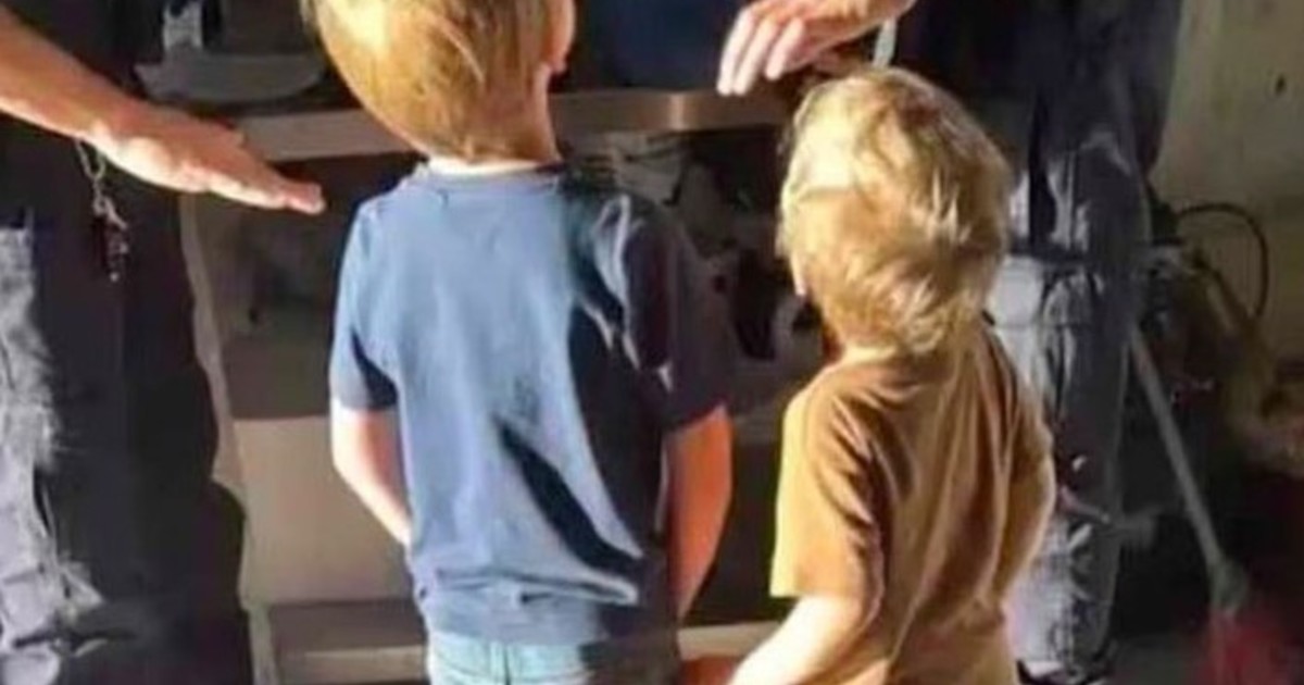 Una madre abandonó a sus dos pequeños hijos en una ruta perdida a 2.000 kilómetros de su casa Una madre abandonó a sus dos pequeños hijos en una ruta perdida a 2.000 kilómetros de su casa