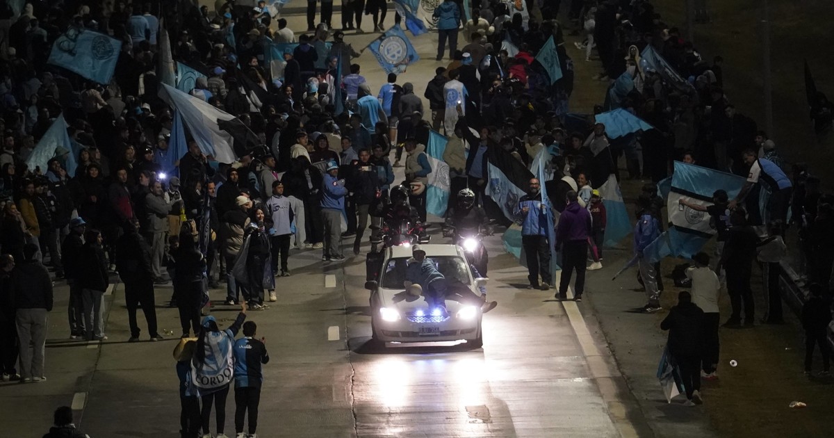 La caravana de Belgrano: una marea celeste acompañando a los campeones y un blooper que por poco no terminó en tragedia