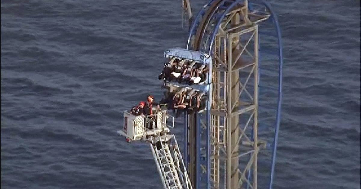 Ocho adolescentes quedaron atrapados en una montaña rusa en pleno ascenso vertical a 30 metros de altura: cuatro horas de pánico durante el rescate Ocho adolescentes quedaron atrapados en una montaña rusa en pleno ascenso vertical a 30 metros de altura: cuatro horas de pánico durante el rescate